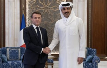 بعد ساعات من سحب مفاوضين إسرائيليين.. ماذا قال أمير قطر لـ«ماكرون»؟