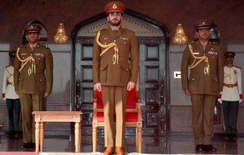 بالصور.. أول ظهور رسمي لولي عهد سلطنة عٌمان بالزي العسكري