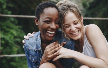 أهمية ممارسة الضحك عند اتباع نمط حياة صحي