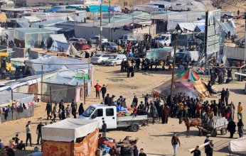 نازحو غزة في رفح يلتحفون السماء.. وينتظرون حمم «الموت»