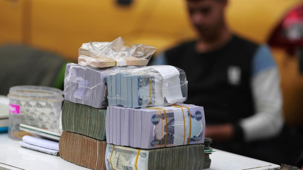 قيود على الدولار في العراق الغني بالنفط قيود على الدولار في العراق الغني بالنفط