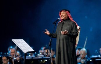 شاهد| محمد عبده يهدي «الذهب» لأطفال غزة