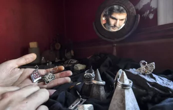 حرفيون مغاربة ينقشون أحزانهم على المعادن