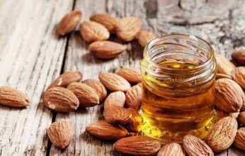 فوائد زيت اللوز لحماية البشرة وإزالة المكياج