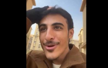 شاب يمني يوثق حصوله على الإقامة المصرية بطريقة مضحكة
