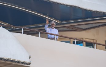 شاهد| سلطان عمان على ساحل مضيق هرمز