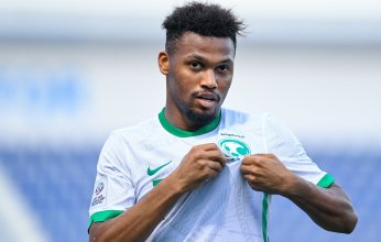 جناح المنتخب السعودي يوجه ضربة لـ«الأخضر»
