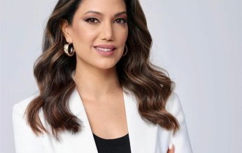 شاهد.. مذيعة إسرائيلية بسلاح ناري داخل الاستديو