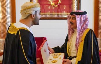 شاهد| أول وسام ملكي خليجي لولي عهد سلطنة عمان