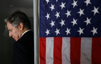 بلينكن يستكشف توترات الساحل الأفريقي بـ«دبلوماسية كرة القدم»