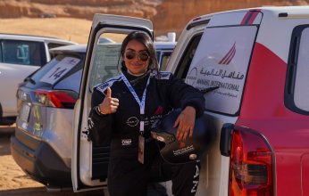 شاهد.. أول فتاة سعودية تشارك في سباق السيارات بصحراء ليبيا