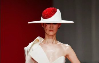 أزياء ملطخة بالدماء تثير الجدل في أسبوع باريس للموضة