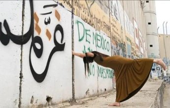 ناشطة مكسيكية تثير الجدل بطقوس غريبة في الضفة الغربية