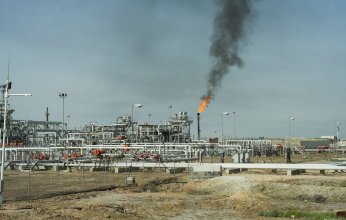 تخفيضات السعودية تقود أسعار النفط للتراجع بنسبة 1%