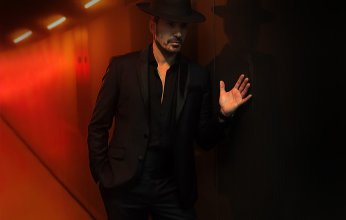 عزيز عبدو رومانسي وعاشق «لو يجي الليل»