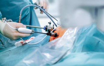 البحرين: الحبس لطبيبين تسببا بوفاة شاب خلال عملية تكميم