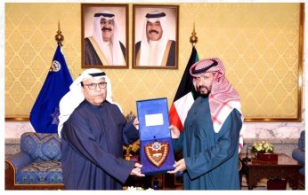 وزير الداخلية الكويتي يكرم فريق أول متقاعد أنور البرجس