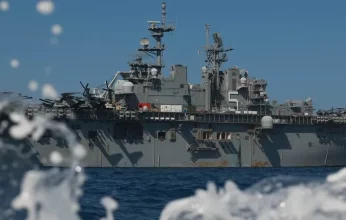 الحوثيون يستهدفون سفينة أميركية في البحر الأحمر