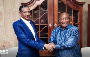 «خليجيون» خاص| ما دلالات بدلة «حميدتي» المدنية؟