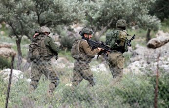 في مشهد مؤلم.. شاب من غزة يسحب والدته الجريحة برصاص القناصة