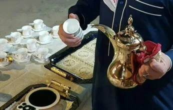 فيديو رائج على مواقع التواصل.. مصري يتغنى بكرم الجار الكويتي