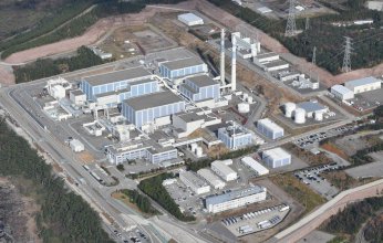 أمواج تسونامي تصل المحطة النووية اليابانية