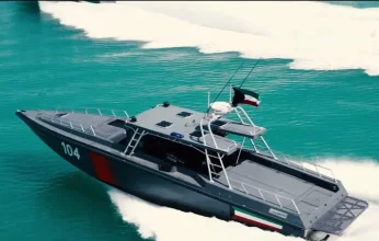 خفر السواحل الكويتي يدشن قاربين محليي الصنع للإنقاذ ورصد مخالفي القانون