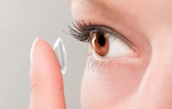 باحثون يكشفون مشاكل صحية تسببها العدسات اللاصقة وأطقم الأسنان
