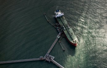 النفط يتجاهل توترات الشرق الأوسط ويواصل التراجع