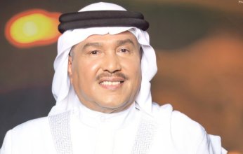 محمد عبده يستعرض هاتفه القديم ويرفض استبداله