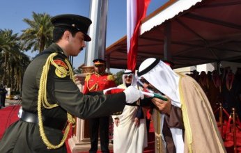 أمير الكويت يطلق احتفالات الأعياد الوطنية برفع العلم على قصر بيان