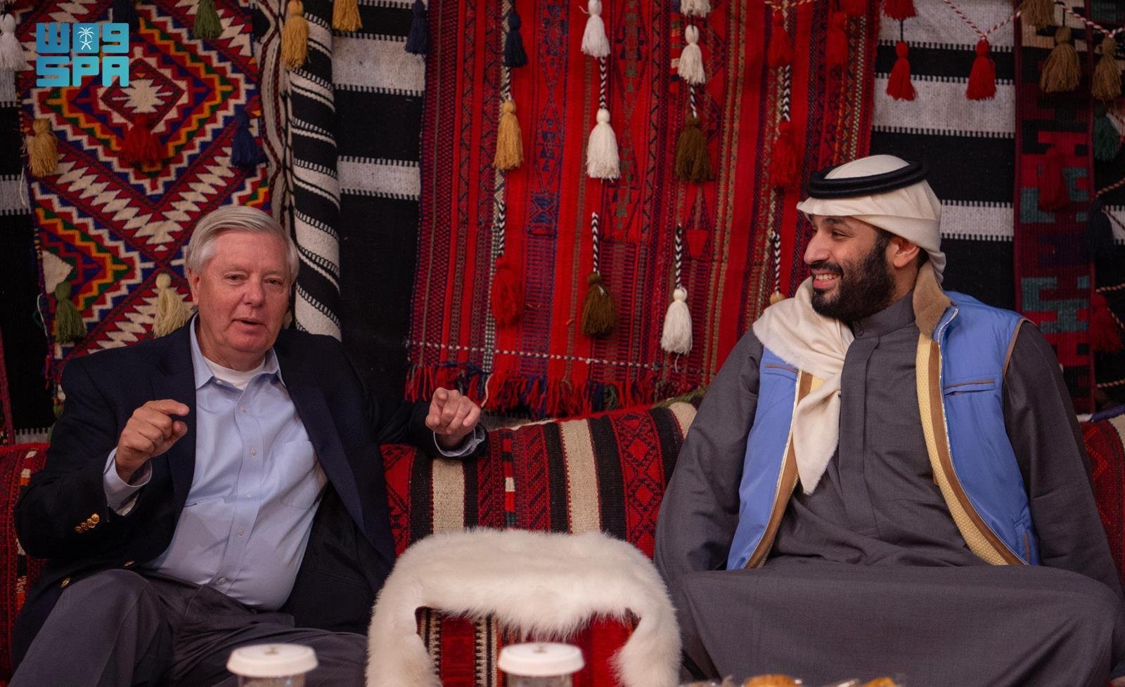 ولي العهد السعودي يجتمع بسيناتور أميركي في خيمة بدوية ولي العهد السعودي يجتمع بسيناتور أميركي في خيمة بدوية