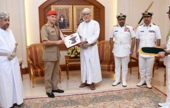 عمان تمنح وسامها العسكري لكبير الضباط البريطانيين المعارين