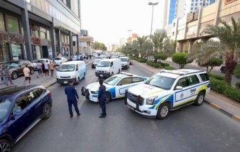 الداخلية الكويتية تحذر قائدي السيارات وتتصدى لمحاولة بيع ألعاب نارية