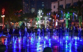 «سوق المباركية» يتزين بالأضواء احتفالا بالأعياد الوطنية الكويتية (صور)