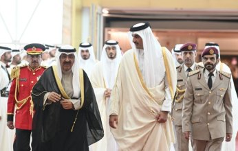 شاهد| أمير الكويت يتفاعل مع العرضة القطرية