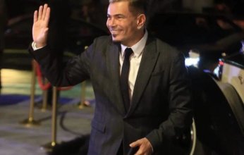 عمرو دياب يوجه شتيمة لسائقه ويغضب محبيه