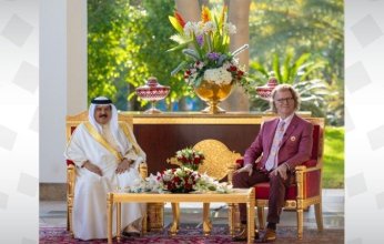 ملك البحرين يكسر البروتوكول بصحبة أندريه ريو