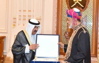 أمير الكويت يقلد سلطان عمان قلادة «مبارك الكبير»