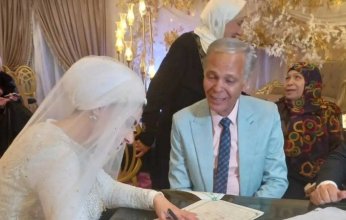 فنان مصري يثير الجدل بزواجه في سن السبعين