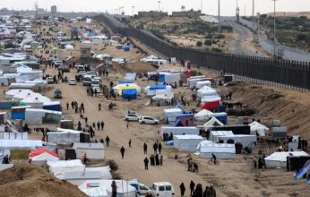 شاهد فرحة طفل فلسطيني باجتياز الحاجز مع مصر