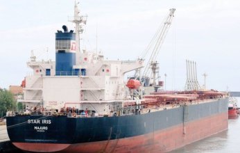 شاهد.. الحوثيون يستهدفون سفينة أميركية في البحر الأحمر