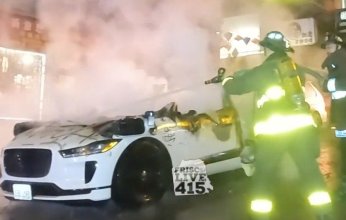 شاهد| نيران بشرية تلتهم سيارة ذاتية القيادة في أميركا