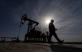 تحركات الأسواق العالمية.. النفط يتراجع بفعل ضعف الطلب الأميركي وتزايد المخزونات