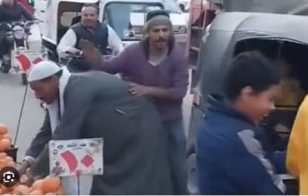 شاهد| بائع برتقال مصري يخطف الإعجاب لحظة مرور شاحنة لغزة
