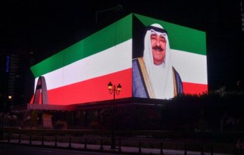 شاهد.. شاشة عملاقة على قصر نايف لنقل احتفالات الأعياد الوطنية بالكويت