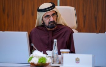 محمد بن راشد يحتفي بالموظف رقم «100 ألف» في دبي