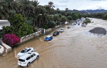 سيول عُمان تودي بثلاثة أطفال (فيديو)