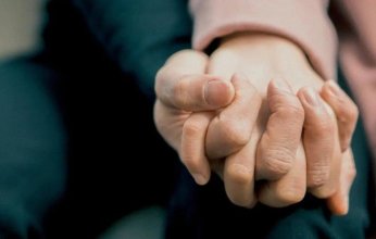 10 فوائد مذهلة للصحة عند الإمساك بيد من تحب