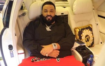 «دي جي خالد» يستفز الجمهور بموقف الحذاء